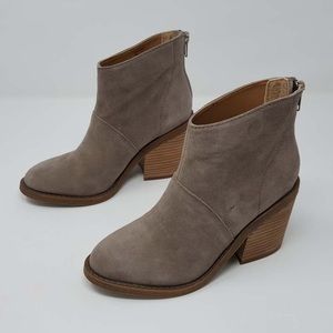 Steve Madden size 7.5 Shrines Suede ankle boots
